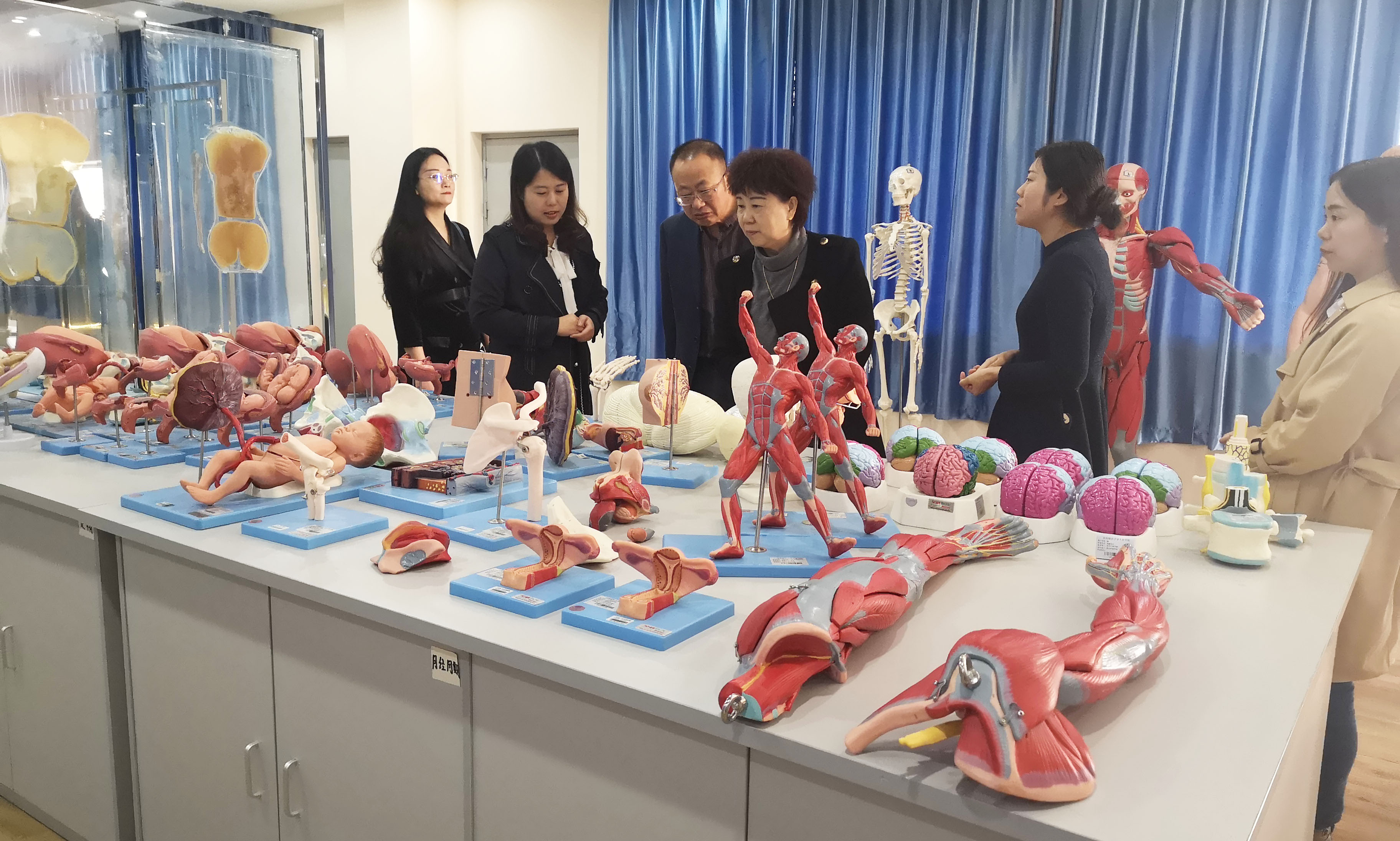 图1-1 参观实验室.jpg