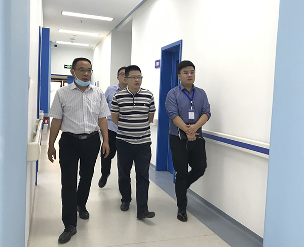 图5卫健局领导现场考察.jpg