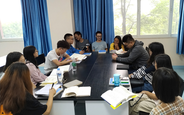 “品读经典,光亮人生” ——2018级社会工作9月读书会-康养护理学院