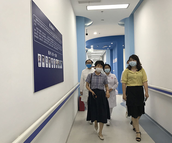 图3院感科专家现场考察.jpg